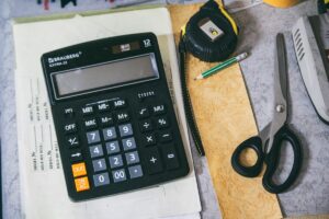 収入計画・電卓とオフィス用品のイメージ