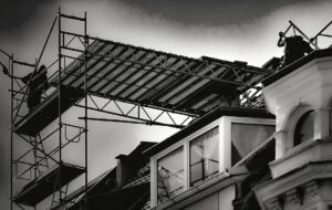 足場の高所で作業する職人